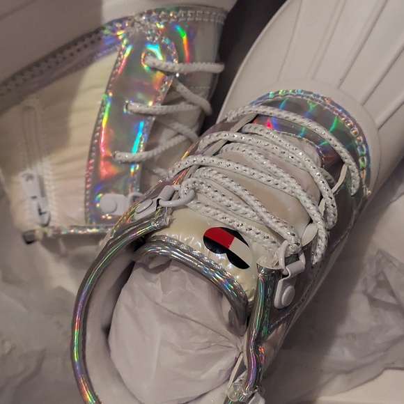 Tommy Hilfiger Kids Danni (Little Kid/Big Kid) (White Iridescent) Girl's Shoes - Picture 6 of 9